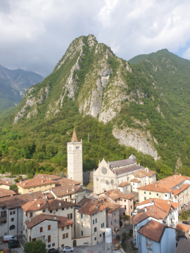 Gemona del Friuli - widok na miasto z wieży zamkowej